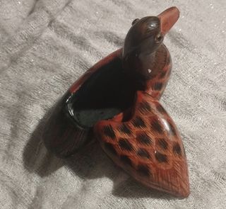 Dos figuras de cerámica lacada con tapa.