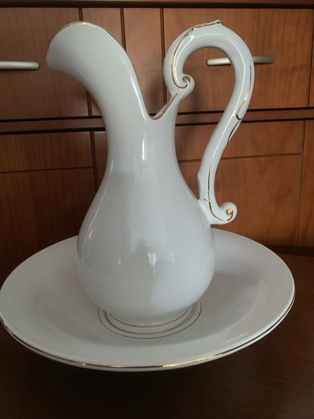 Jarra y palangana blancas con dorado