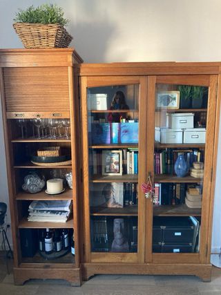 Armario antiguo de madera y cristal