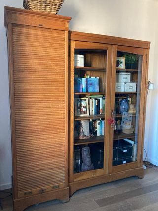 Armario antiguo de madera y cristal