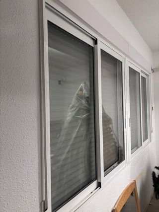 ventana mas reja de protección