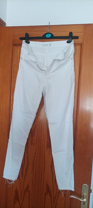 Vaqueros Stradivarius blancos talla 38