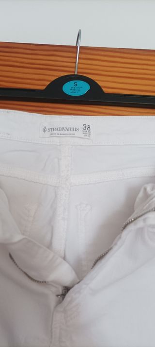 Vaqueros Stradivarius blancos talla 38
