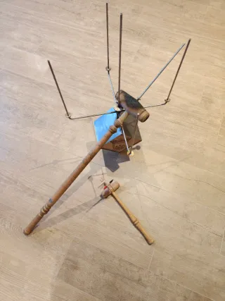 Ceptrots, masses, gadgets varis i punts de foc.