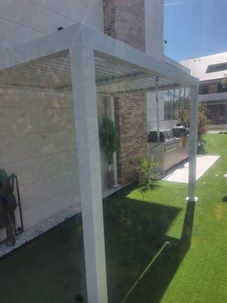 Montaje economico de pérgolas bioclimáticas Leroy
