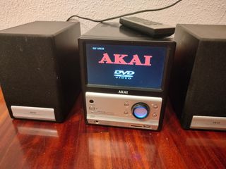 Equipo de música AKAI con altavoces.