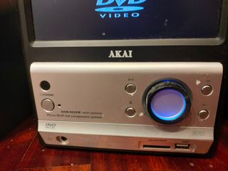 Equipo de música AKAI con altavoces.