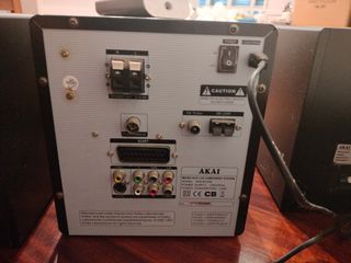 Equipo de música AKAI con altavoces.