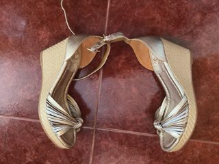 Sandalias piel Unisa doradas n36
nuevas a estrenar