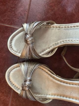 Sandalias piel Unisa doradas n36
nuevas a estrenar