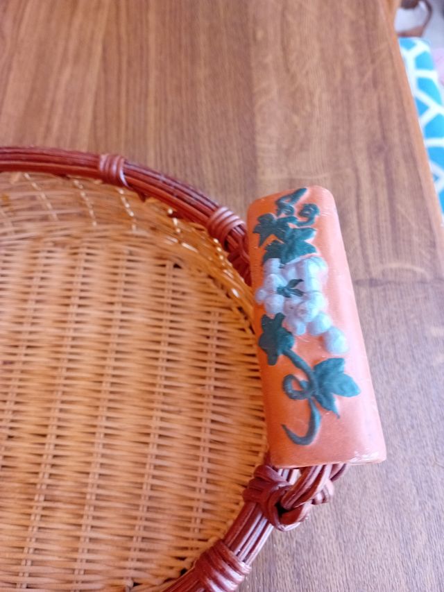 Cesto mimbre con asas de barro