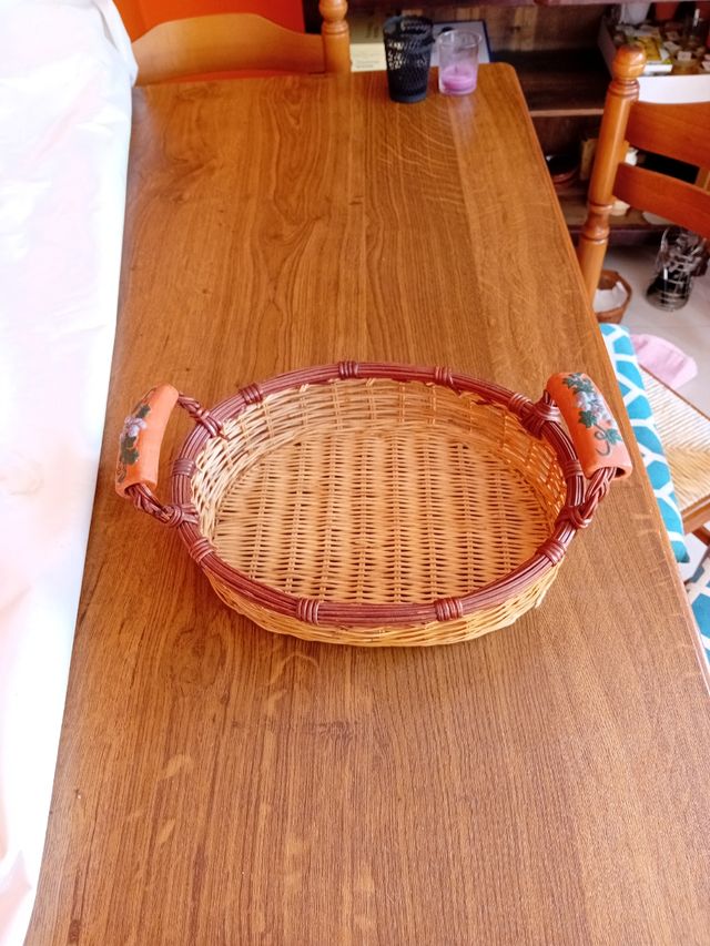 Cesto mimbre con asas de barro