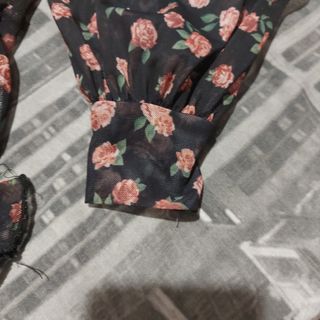 Blusa negra transparente c/flores