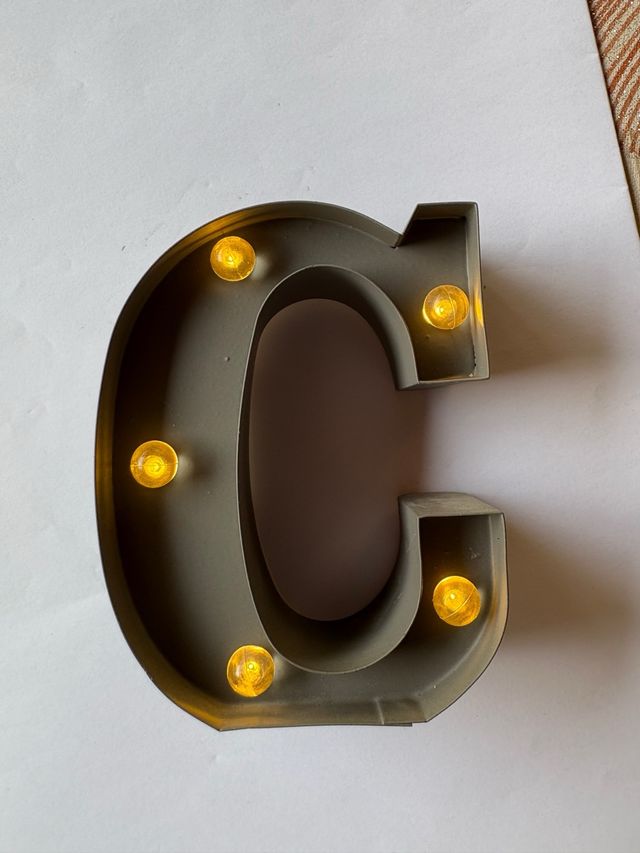 Lettera C luminosa vintage