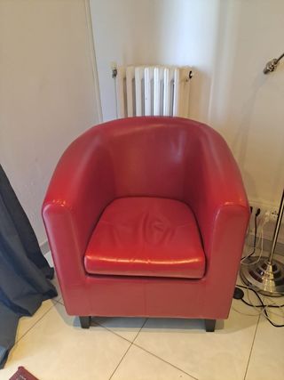 Divano rosso in pelle, con poltrona abbinata 