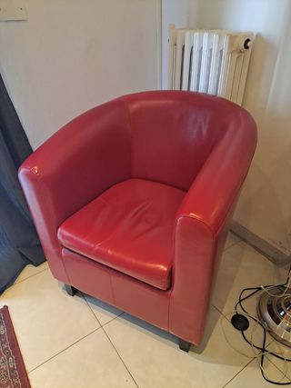 Divano rosso in pelle, con poltrona abbinata 