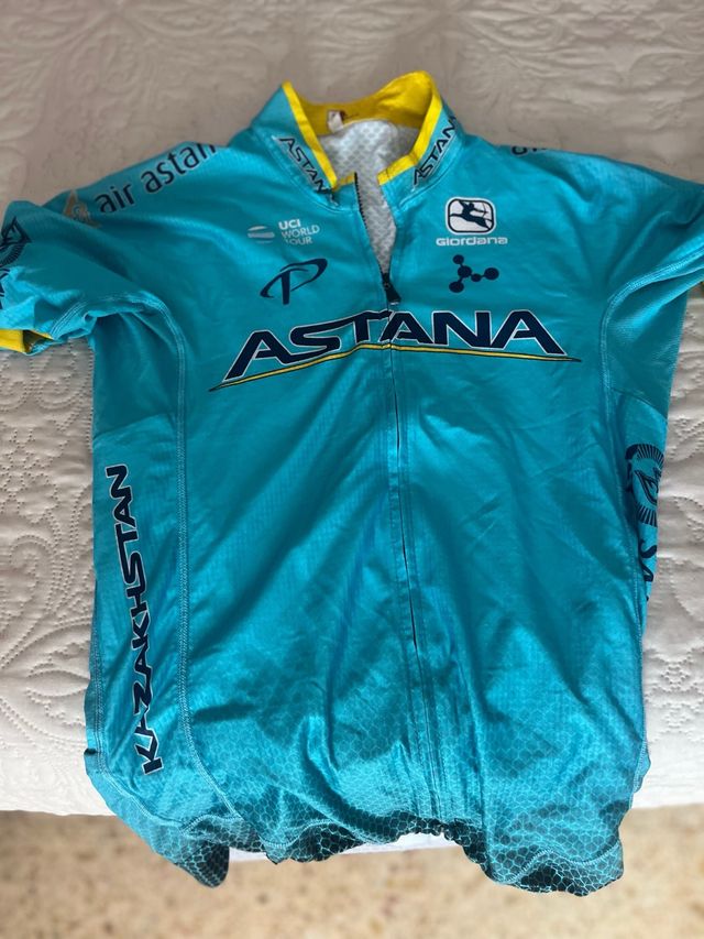Equipación ciclismo Astana