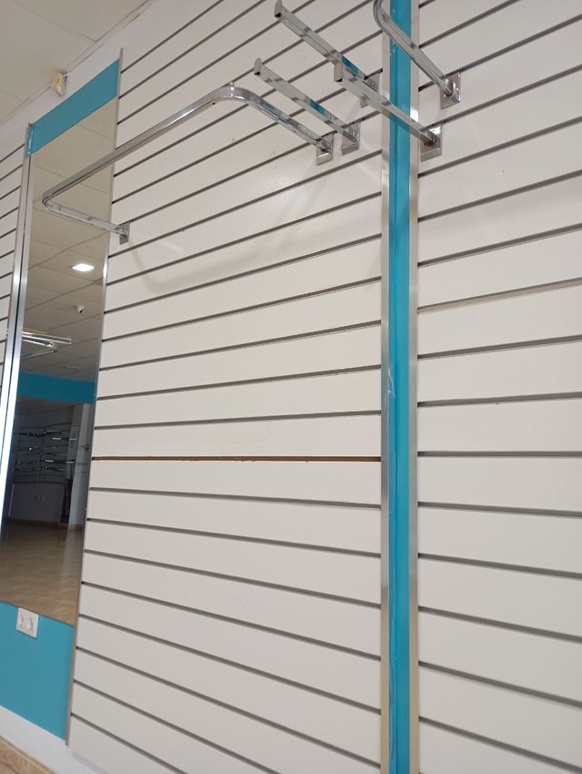 Mobiliario tienda ropa soportes