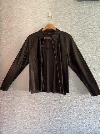 Cazadora negra estilo cuero