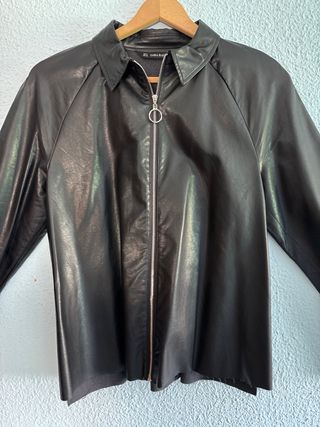 Cazadora negra estilo cuero