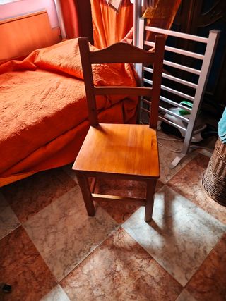 Silla madera marrón hay 4