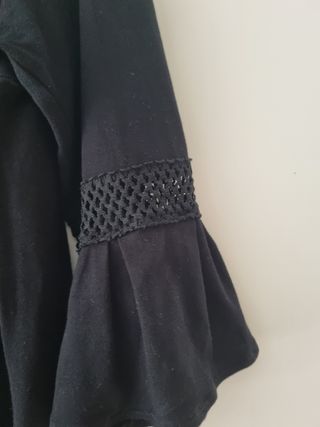Blusa negra 3/4 manga campana