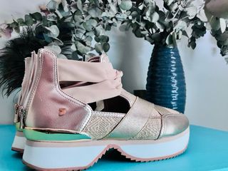 Zapatillas deportivas doradas