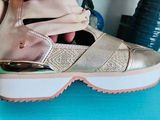 Zapatillas deportivas doradas