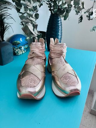 Zapatillas deportivas doradas