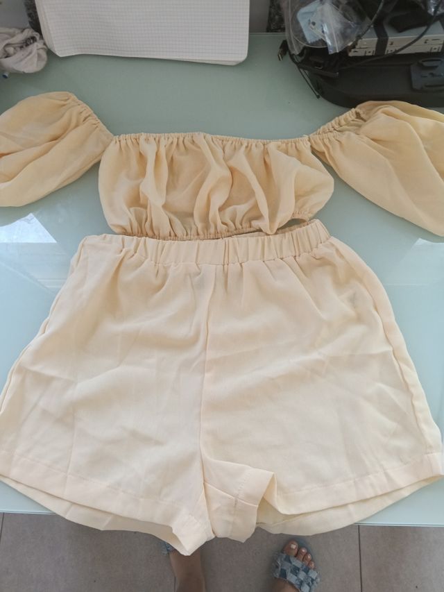 Conjunto corto amarillo claro