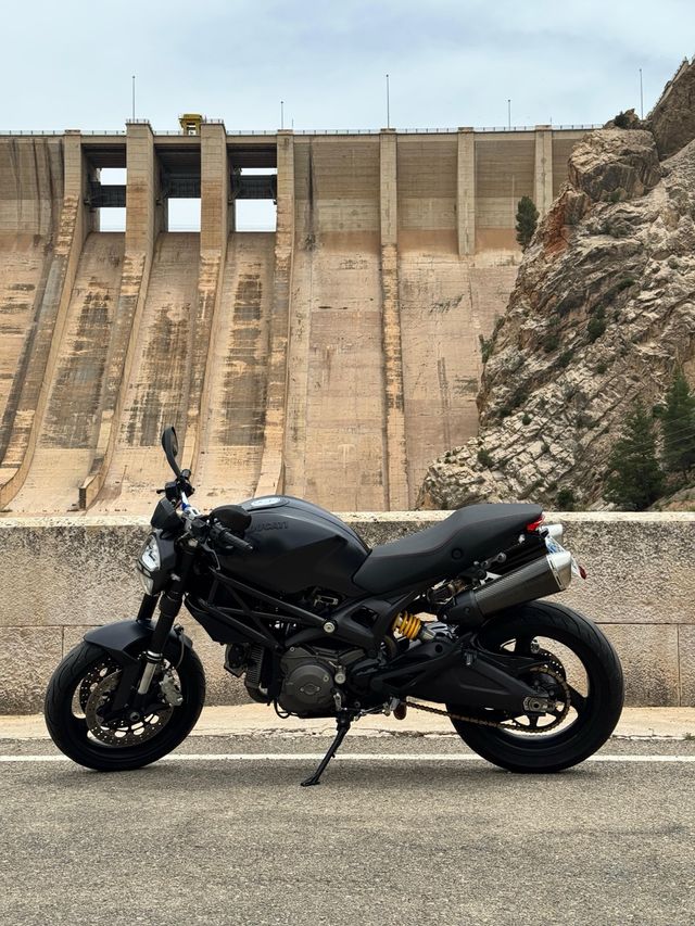 Ducati Monster 696 - Impecable