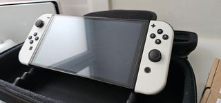 Nintendo Switch OLED blanca con extras