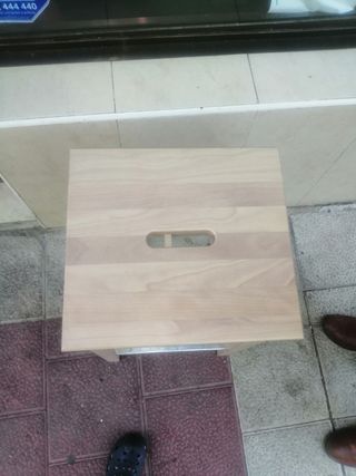 Taburete madera marrón