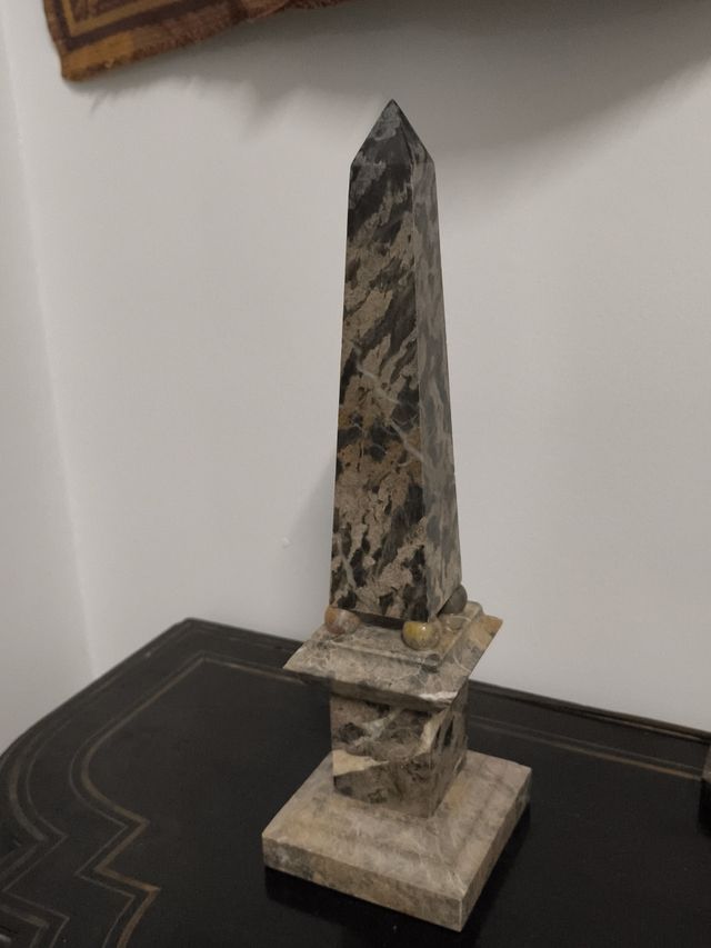 Obelisco mármol antiguo 