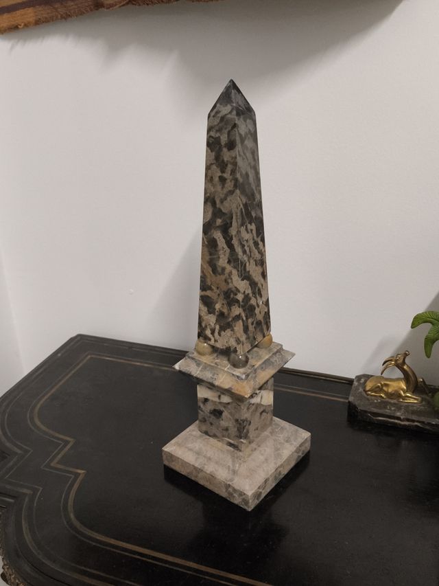 Obelisco mármol antiguo 