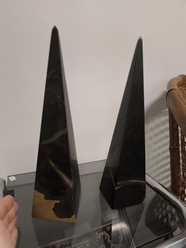 Obeliscos de mármol negro