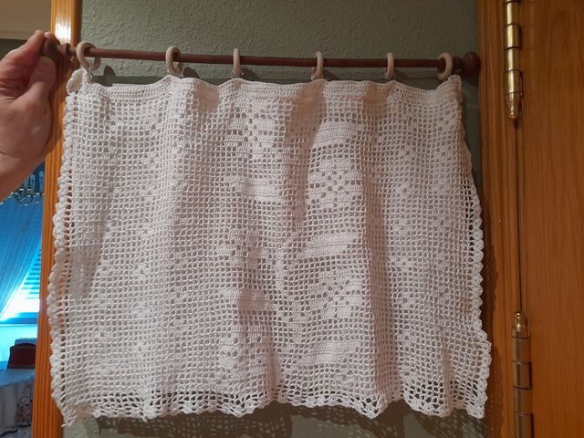 Cortinilla de ganchillo para cuadro de luces