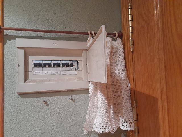 Cortinilla de ganchillo para cuadro de luces