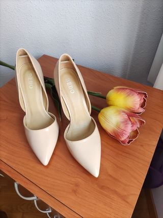 Tacones beige REBO
