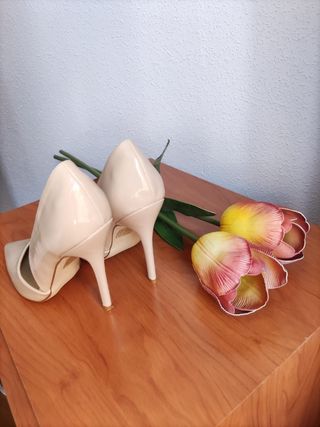 Tacones beige REBO