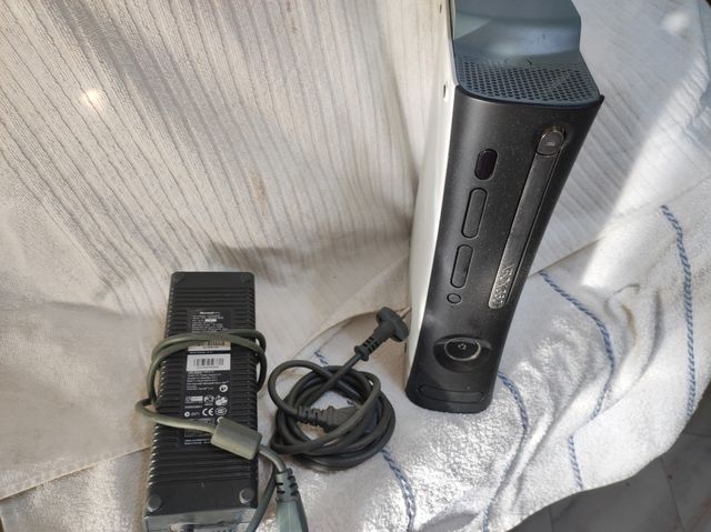 Xbox 360 bianca e grigia