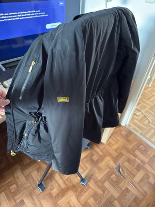 Abrigo Barbour International negro