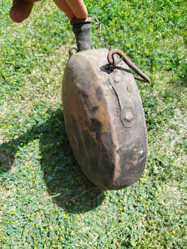 Cantimplora antigua militar