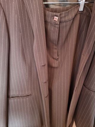 Traje pinstripe marrón mujer