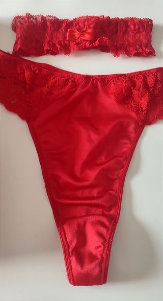 Tanga y liga rojas con encaje Azabe S