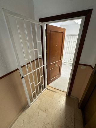 Puerta metálica blanca - Reja- puerta antiocupa