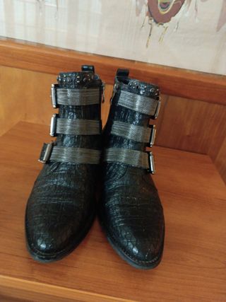 Botín negro piel con detallitos hebillas