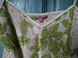 Top seda estampado hojas. Nice Day.