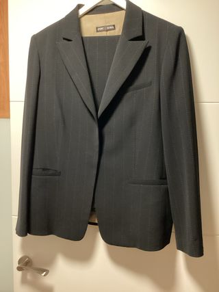 Traje chaqueta Punto Roma negro, con boton oculto