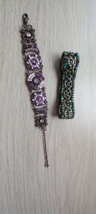 Pulseras plateadas y de fiesta